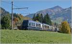 Beim Verlassen des Bahnhofs von Gstaad konnte ich den GoldenPass Express PE 4069 auf der Fahrt von Interlaken Ost nach Montreux fotografieren.