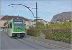 Unter einem Fahrleitungsmast, der wohl noch aus der Erffnungszueit stammen wird, ist der TPC ASD ABe 4/8 471 in Aigle als R71 auf der Fahrt nach Les Diablerets.