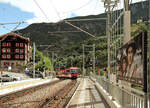 An der Matterhorn-Gotthard Bahn MGB: Einfahrt in den Bahnhof Stalden.