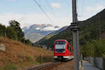 An der Matterhorn-Gotthard Bahn MGB: Ein  Orion -Zug (302) im Abstieg von Stalden zum Talboden passiert eine fr Bremsversuche eingerichtete Stelle.