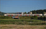 RABe 521 027 'Gilberte de Courgenay' (im Bild), RABe 521 024 und RABe 523 008 bei Salina Raurica.