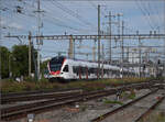 RABe 523 064 (im Bild) und RABe 523 001 in Pratteln.