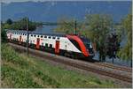 Nur wenige Meter vom Herstellerwerk ist der SBB RABe 502 210 (UIC 94 85 0502 210-3 CH-SBB) kurz nach Villeneuve auf dem Weg nach Lausanne.