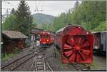 Der RhB Bernina Bahn ABe 4/4 I N� 35 der Blonay Chamby Bahn und die Dampfschneeschleuder Xrot 1052 verbreiten in Chaulin Bernina-Bahn Ambiente.