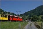Bernina Bahn Ambieten an der  Riviera Vaudoise : Der RhB Bernina Bahn ABe 4/4 I N 35 der Blonay Chamby Bahn ist mit dem Bernina Bahn As2 und dem hier nicht zusehenden MOB B4 N 61 (beide