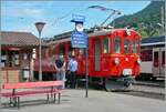 Es knnte ein Alltagsbid aus vergangen Zeiten sein: an einem Sommertag wartet ein der RhB Bernina Triebwagen auf seine (wenigen) Fahrgste und die nahende Abfahrtszeit; das Personal geniesst