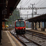 Der dreiteilige SBB NPZ Domino-Zug, bestehend aus dem Triebwagen RBDe 560 DO 94 85 7 560 212-3 CH-SBB, einem INOVA Zwischenwagen B NPZ DO 50 85 29-43 xxx-x CH-SBB und einem ABt NPZ Domino-Steuerwagen