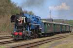 Am 11 Mai 2024 steht 477 013 mit ein Dampfpendelzug nach Rakovnik abfahrtbereit in Bahnhoflein von Luzna u Rakovnika.