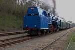 Der Morgen von 11 Mai 2024 war etwas grau beim Einfahrt von der Slowakenpapousek 477 013 samt Sonderzug aus Praha-Masarykovo in Luzna u Rakovnika.