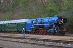 Leider knnten nich alle Filmer bzw Fotografen aus den Bild afgeschnitten werden am 11 Mai 2024 bein Rangierbewegung von Slowakenpapousek 477 013 ins Eisenbahnmuseum in LUzna u Rakovnika.