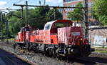 DB Cargo AG, Mainz [D] mit ihrer Dieselloks  261 027-7  (NVR:  92 80 1261 027-7 D-DB ) und  362 597-7  (NVR:  98 80 3362 597-7 D-DB ) am Haken  Richtung Hamburger Hafen am 20.05.25 Hhe Bahnhof