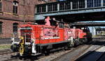 DB Cargo AG, Mainz [D] mit ihrer Dieselloks  362 597-7  (NVR:  98 80 3362 597-7 D-DB ) am Haken von  261 027-7  (NVR:  92 80 1261 027-7 D-DB ) Richtung Hamburger Hafen am 20.05.25 Hhe Bahnhof