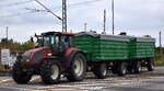 Ein VALTRA Typ? Traktor mit Doppelhnger am 01.10.25 Hhe Bahnbergang Rodleben