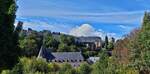 Blick von der Terrasse der Jugendherberg im Pfafental auf die Oberstadt von Luxemburg.