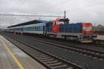Am grauen 25 September 2025 kuppelt CD 714 014 ein Verstrkerwagen am ComfortJet IC in Cheb.