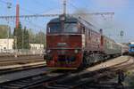 Es klappte gerade mit Spielraum ins offenbarer Raum beim Abfahrt von KDS 781 592 mit der 1.Sonderzug des Tages aus Benesov u Prahy am 28 September 2025.