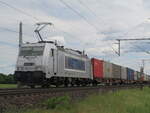 BR 386 033-5 mit Containern durch Dedensen-Gmmer Richtung Wunstorf.