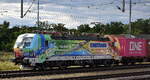 METRANS a.s., Praha [CZ] mit ihrer nagelneuen und wunderschn folierten Vectron  383 443-9  [NVR-Nummer: 91 54 7383 443-9 CZ-MTR] und einem Containerzug am 10.07.25 Hhe Bahnhof Magdeburg