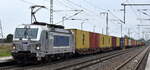METRANS a.s., Praha [CZ] mit ihrer Vectron  383 418-1  [NVR-Nummer: 91 54 7383 418-1 CZ-MT] und einem Containerzug am 01.10.25 Hhe Bahnhof Rodleben.