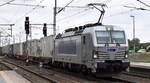 METRANS a.s., Praha [CZ]  mit ihrer Vectron  383 440-5  [NVR-Nummer: 91 54 7383 440-5 CZ-MTR] und einem Containerzug am 01.10.25 Hhe Bahnbergang Rodleben.