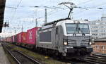 METRANS a.s., Praha [CZ] mit ihrer Vectron  383 401-7  [NVR-Nummer: 91 54 7383 401-7 CZ-MT] und einem Containerzug am 03.12.25 Hhe Bahnhof Magdeburg Neustadt.