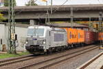 BR 383 429-8 von Metrans mit Contaiern bei der durchfahrt HH-Harburg Richtung Maschen.