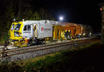Die Baustelle Bahnhof Herdorf am Abend des 26 Oktober 2025, nun ab 20:40 Uhr wird die neue Weiche 3, beim Bahnhof/Stellwerk Herdorf Fahrdienstleiter (Hf), gestopft.
