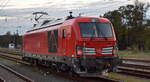 DB Cargo AG, Mainz [D] mit ihrer Vectron Dual Mode Light  249 019  [NVR-Nummer: 90 80 2249 019-1 D-DB] am 20.10.25 Hhe Bahnhof Elsterwerda.