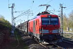 DB Cargo AG, Mainz [D] mit ihrer Vectron Dual Mode Light  249 017  [NVR-Nummer: 90 80 2249 017-5 D-DB] und einem �bergabezug Schiebewandwagen am 07.04.26 H�he Bahnhof