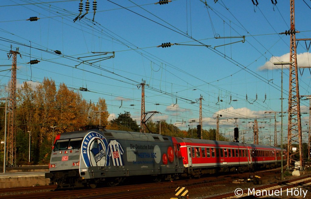 101 144-4 mit Fussballsonderzug aus Berlin Ostbahnhof bei der Ankunft in Essen HBF am 26.10.2011.
Der Zug kam anllich des DFB Pokalspiels Rot Wei Essen gegen Hertha BSC Berlin nach Essen.
Hertha gewann das Spiel mit 3:0.