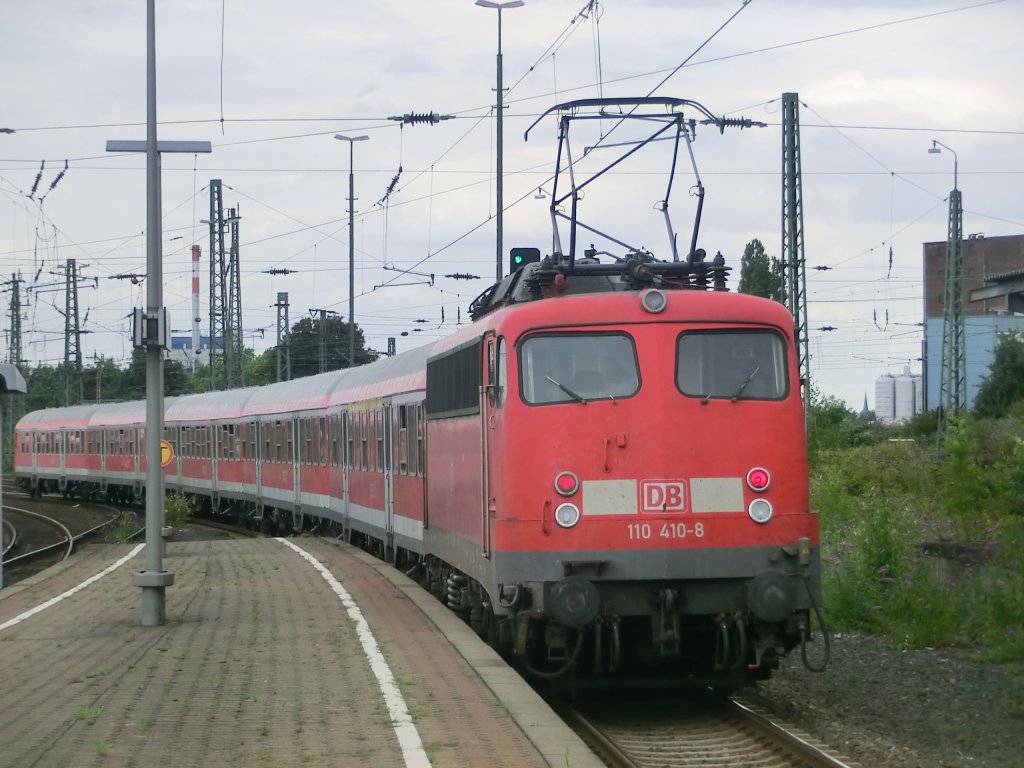 110 410 schiebt einen HVZ-Verstrker nach Dsseldorf HBF hier bei der Ausfahrt in Neuss HBF am 2.8.2012