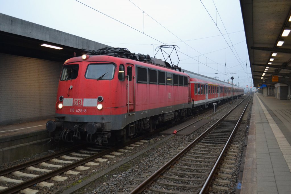 110 429 mit Fussballsonderzug am 17.3.2012 in Hamm, weiter in Richtung Mnster.