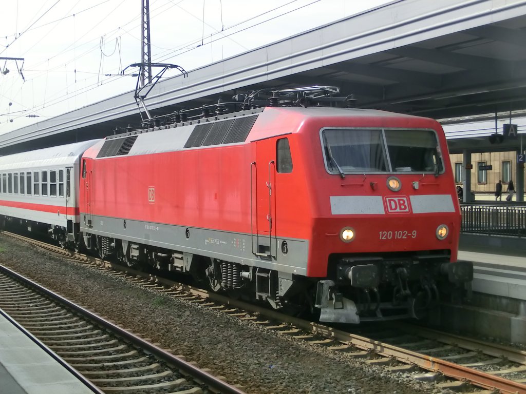 120 102 mit einem IC am 2.9.2012 in Essen HBF