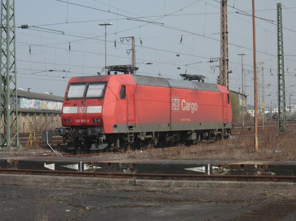 145 017 mit einer von wenigen  DB Cargo  Beschriftungen am 30.3.2011 in der Abstellgruppe Hamm