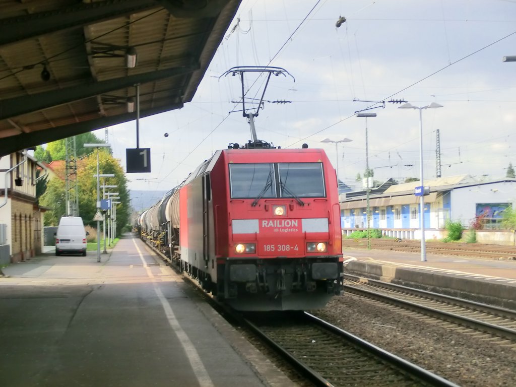 185 308 fuhr auch am 10.10.2012 mit einem Gterzug durch Neuwied