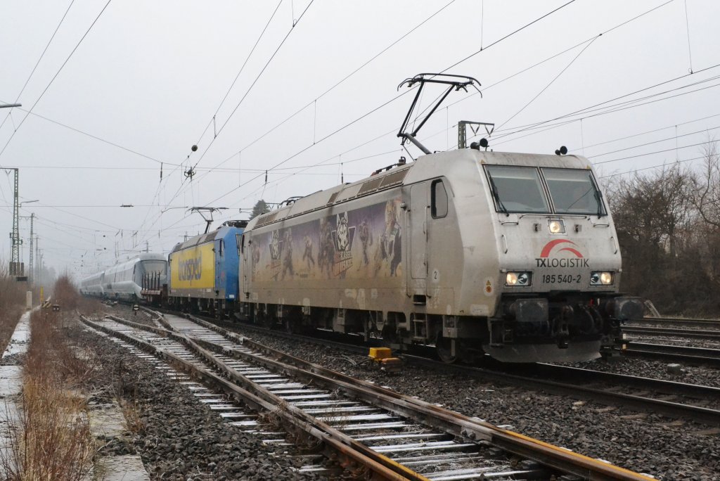185 540  EC Kassel Huskies  und 185 519 bei der Überführung eines IC2 und IC4 der DSB nach Padborg am 20.2.2012 in Oelde