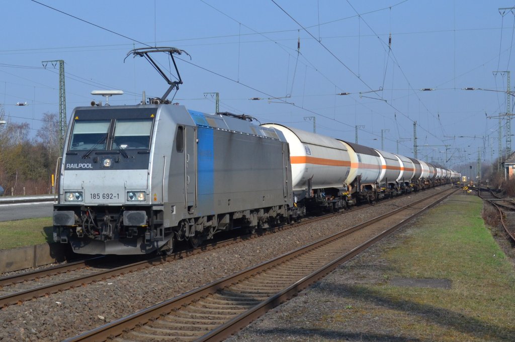 185 692 fährt zurzeit für die RurTalBahn und zog am 21.3.2012 den Butadien-Zug nach DSM Geleen (NL), hier bei Oelde.
