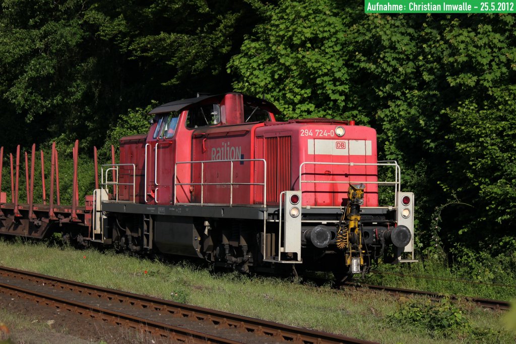 294 724-0 erreicht am 25. Mai 2012 mit ihrem Gterzug aus Bnde (Westf) den Bahnhof von Lbbecke (Westf).