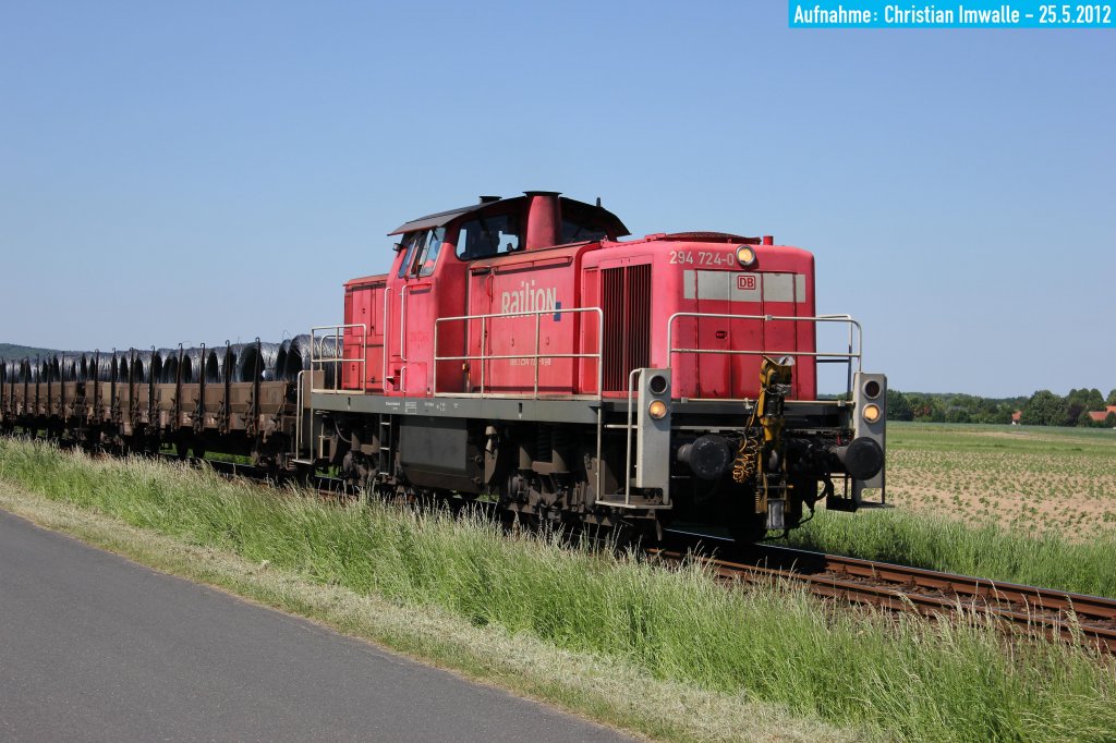 294 724-0 erreicht mit ihrem Gterzug aus Bnde (Westf) in Krze den Bahnhof von Lbbecke (Westf). Die Aufnahme entstand am 25. Mai 2012 kurz vor dem Einfahrvorsignal des Bahnhofs von Lbbecke (Westf).