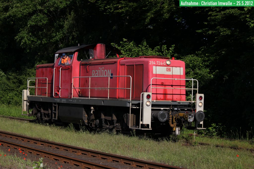 294 724-0 rangiert am 25. Mai 2012 im Bahnhof von Lbbecke (Westf).