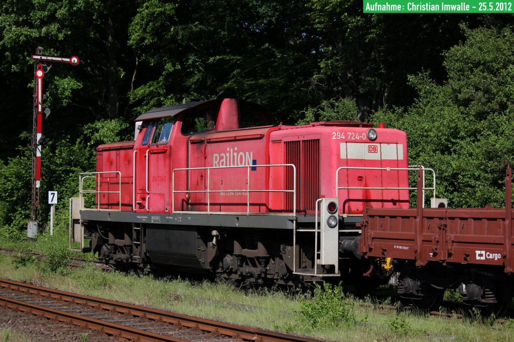 294 724-0 wartet am 25. Mai 2012 mit ihrem Gterzug im Bahnhof von Lbbecke (Westf) auf die Kreuzung mit der Eurobahn nach Rahden (Kr Lbbecke) und die Ausfahrt in Richtung Bnde (Westf).