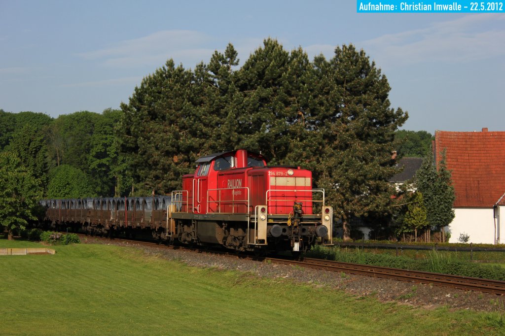 294 879-2 erreicht am 22. Mai 2012 mit ihrem Gterzug aus Bnde (Westf) den Bahnhof Holzhausen-Heddinghausen.