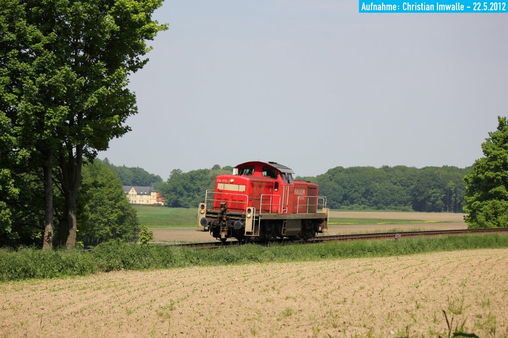294 879-2 hat als Lz auf der Fahrt von Lbbecke (Westf) nach Bnde (Westf) soeben den Bahnhof Holzhausen-Heddinghausen verlassen. Die Aufnahme entstand am 22. Mai 2012 zwischen dem Bahnhof Holzhausen-Heddinghausen und dem Haltepunkt Mesch-Neue Mhle.