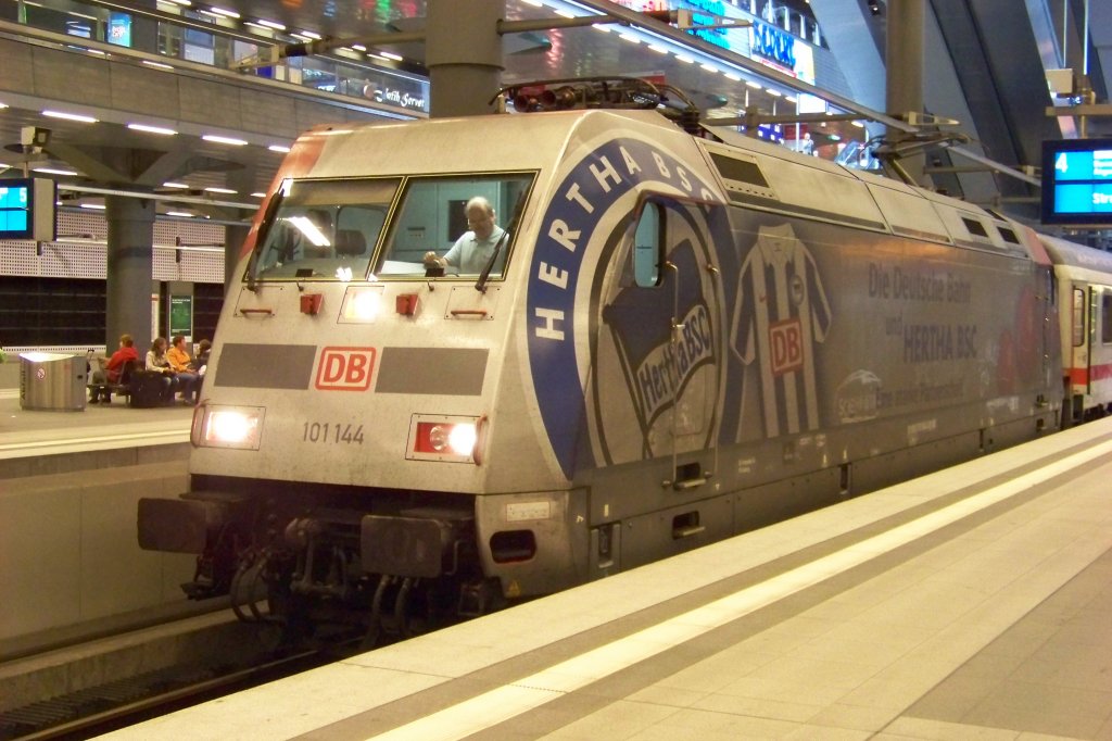 ‎101 144 - 4 wartet mit dem Intercity 2353 am Haken in Berlin Hbf (tief) auf die Abfahrt
 nach Stralsund . (05.09.2009)
