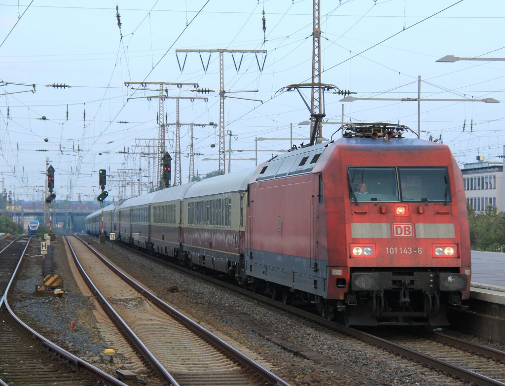 Alt und Neu
TEE Rheingold 101 143-6 am 11.08.2012 in Essen Hbf