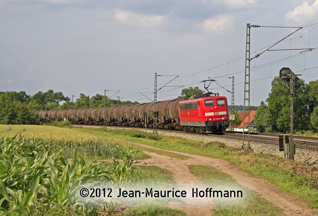 Am 04.07.2012 kam 151 020-5 mit einem Kesselwagenzug aus Richtung Bremen durch Vehrte.