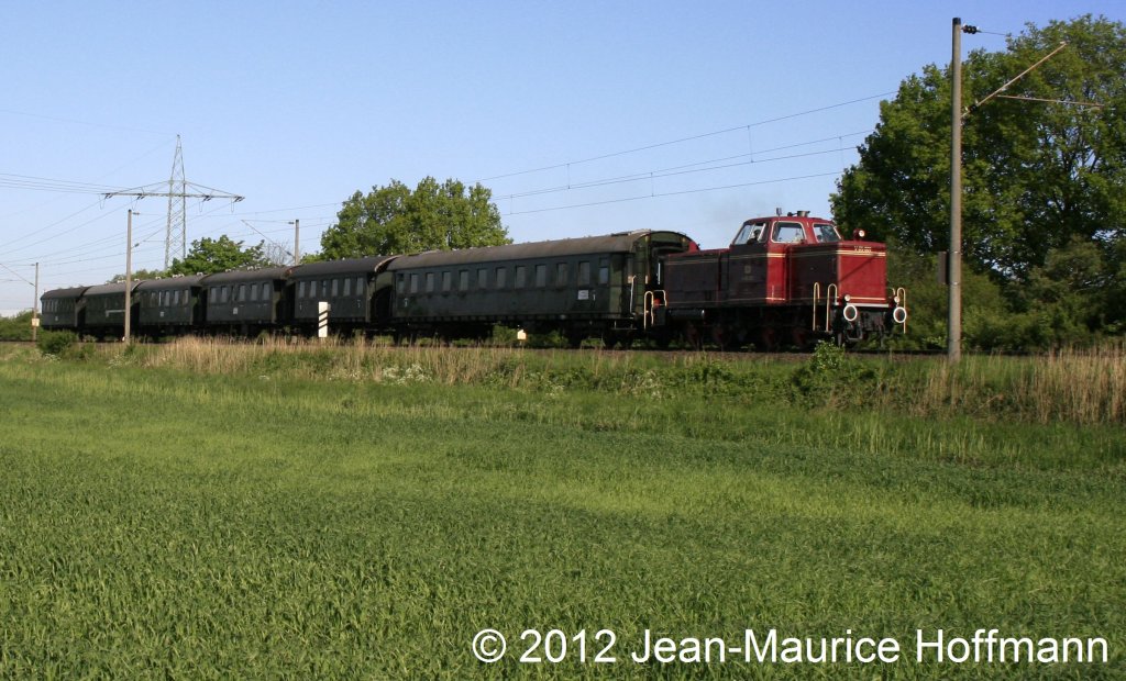 Am 17.05.2012 kam der Schiffsdiesel V65 001 mit einer Leerfahrt ber Herford nach Bielefeld durch Lstringen.