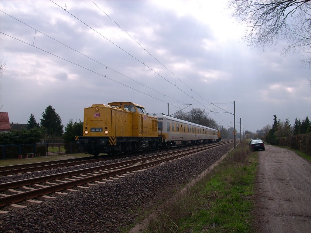 Da kommt die 203 310 - 8 mit einen Arbeitszug der DB Netzinstandhaltung aus Richtung Burg in Richtung Brandenburg . ( 01.April 2011 am B Parchauer Chaussee )