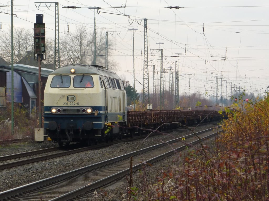 Die blau/beige 216 224 der EBM stand am 20.11.2010 in Oelde und wartete auf die berholung eines ICE um danach auf die Personenbahn wechseln zu knnen.
Das Foto entstand bei der Abfahrt.