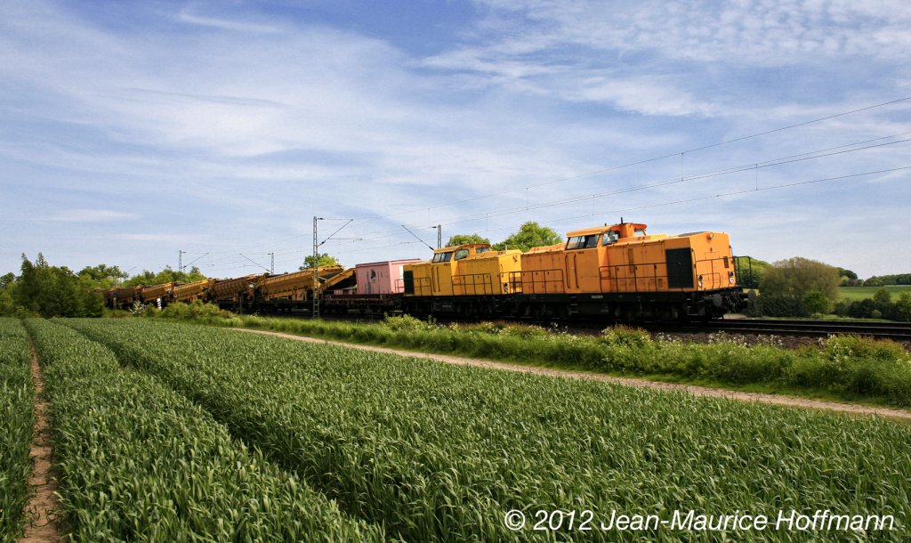 Ein Bauzug mit zwei Ost V100 kam am 18.05.12 durch Vehrte in Richtung Osnabrck.